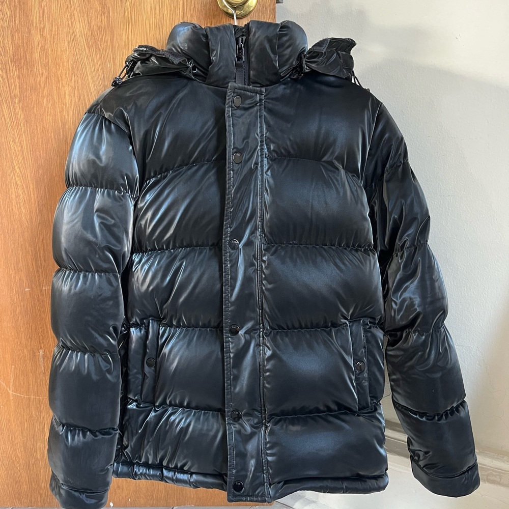 Aritzia super puff in liquid shine black